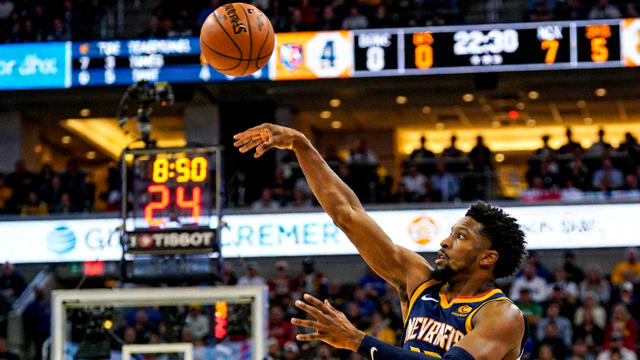 NBA常规赛比赛画面，球员在外线出手三分球