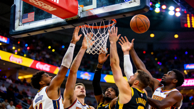 NBA季后赛卡位战比赛画面，双方球员在篮下拼抢篮板