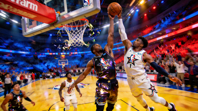 NBA全明星周末集锦画面，球员完成空中接力灌篮